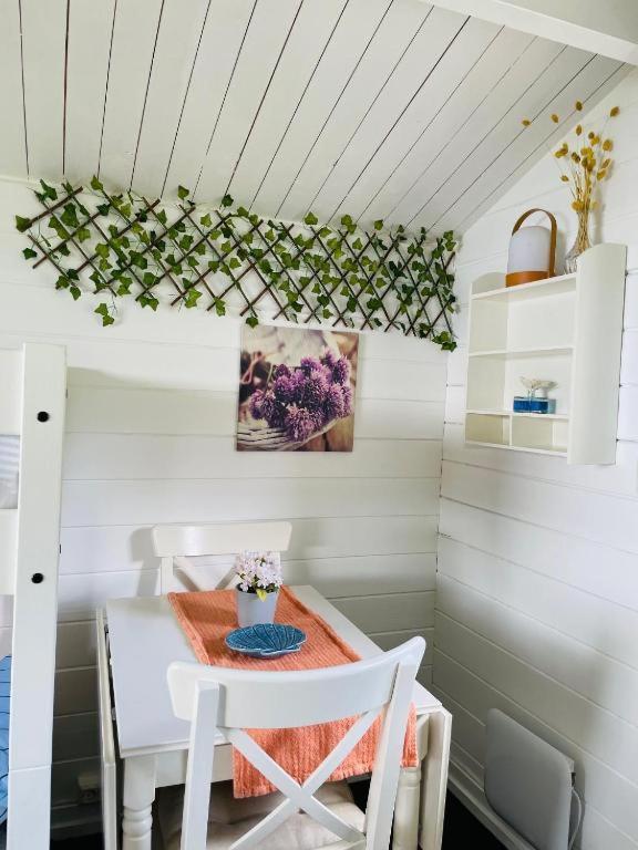 Nice Apartment With1 Bedroom Separate Living Room With A Sofa Bed And A Tiny Kitchen A Bathroom Located In Nordstrand Near By The Sea For 3 Guests With A Garden And Grill 5 Extra Guests With Extra Cost In The Cabin With Sea View Just Outside The Apar Oslo Bagian luar foto